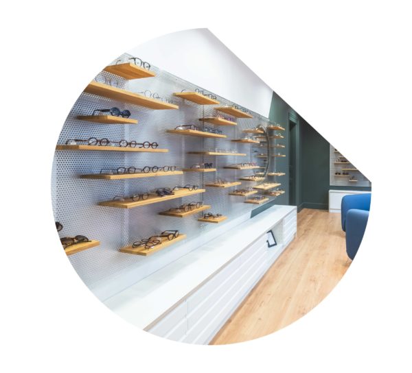 Photo intérieur boutique opticien Clément Lunetier - présentoirs produits montures