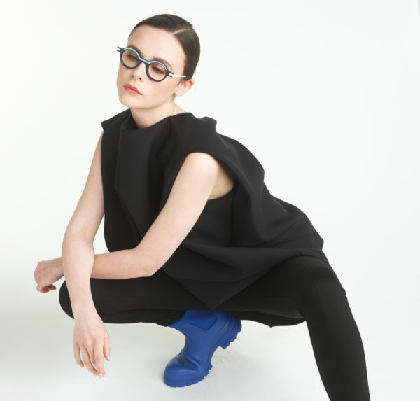 Mannequin femme lunettes créateur Arcade modèle Lila bleu