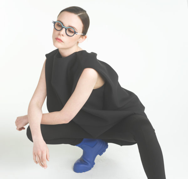 Mannequin femme lunettes créateur Arcade modèle Lila bleu
