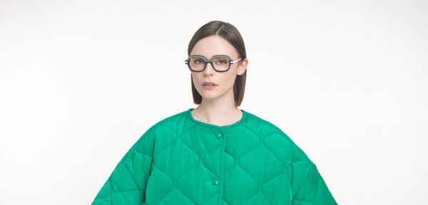 Mannequin femme lunettes créateur Arcade modèle Nina vert